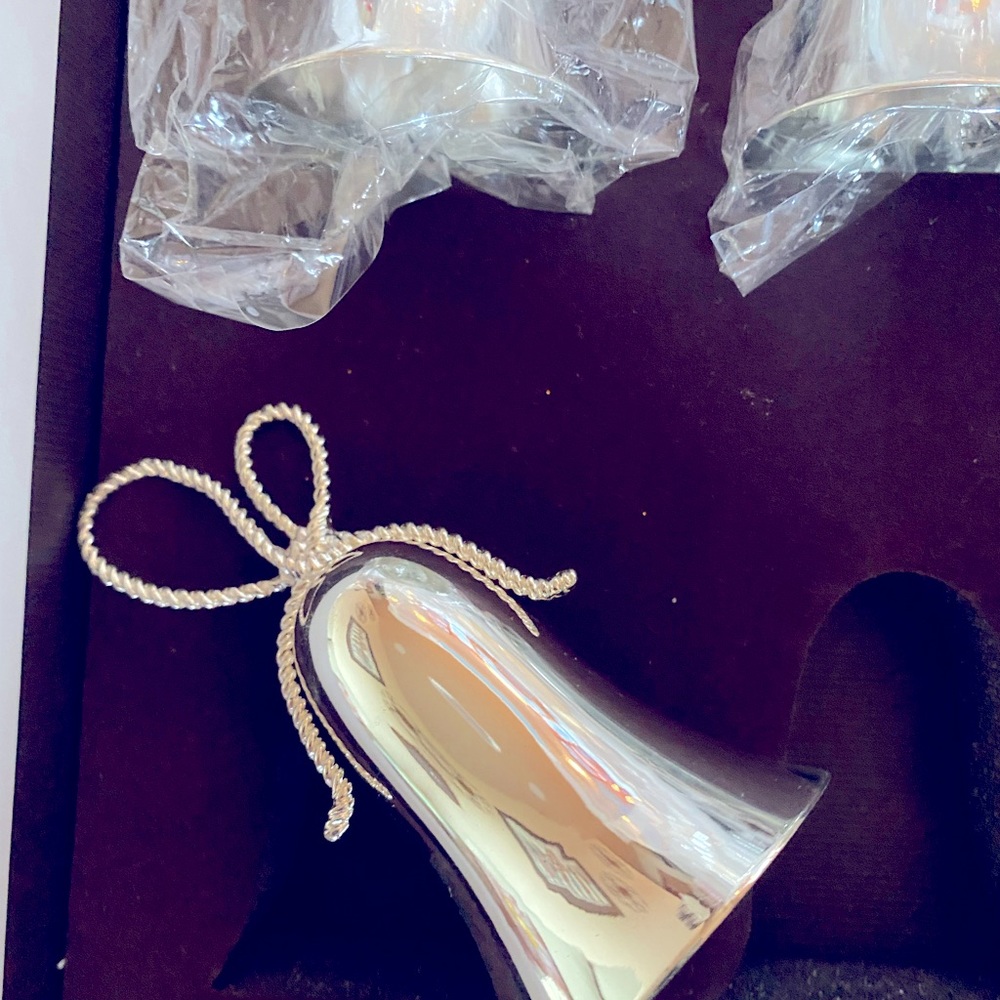 Vera Wang silver plated - love knots bells (3).
